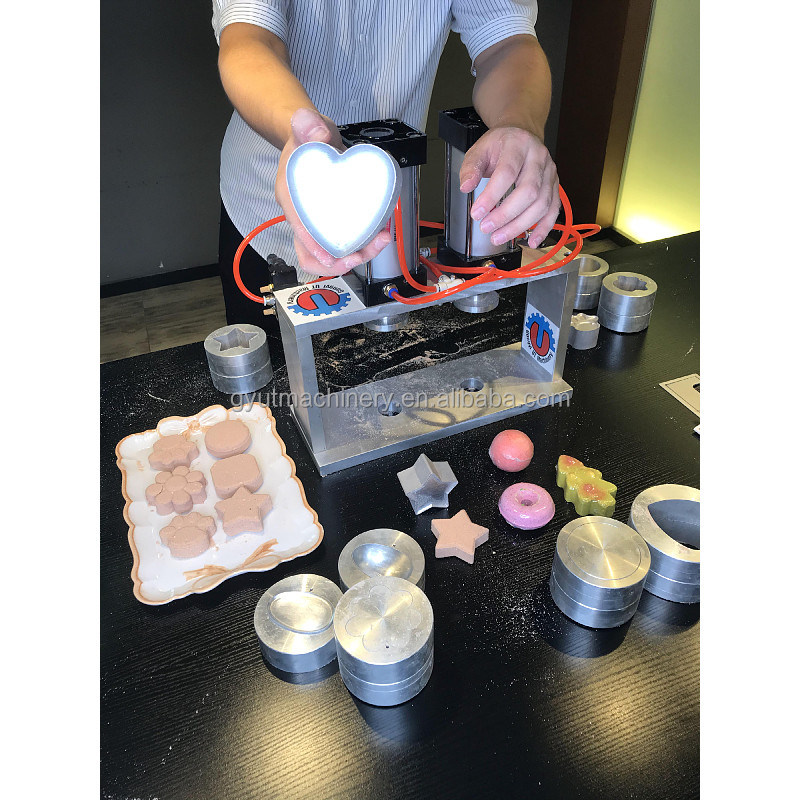 목욕 폭탄 공 제작 기계 65mm 금속 반구와 롤드 엣지 거품 목욕 곰팡이