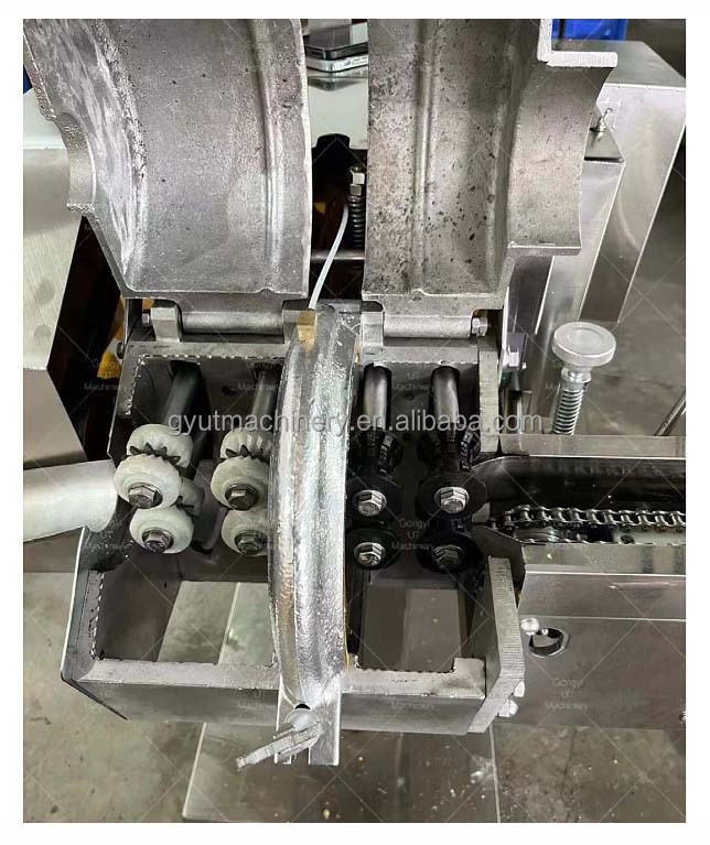 부드러운 달콤한 옥수수 껍질을 벗기기 위한 컨베이어 기반의 블랙 옥수수 껍질 닦기 기계